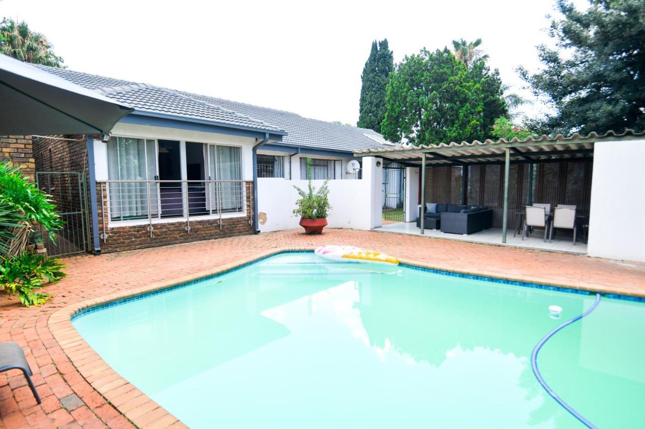 Spacious Menlyn Maine Villa พริทอเรีย ภายนอก รูปภาพ