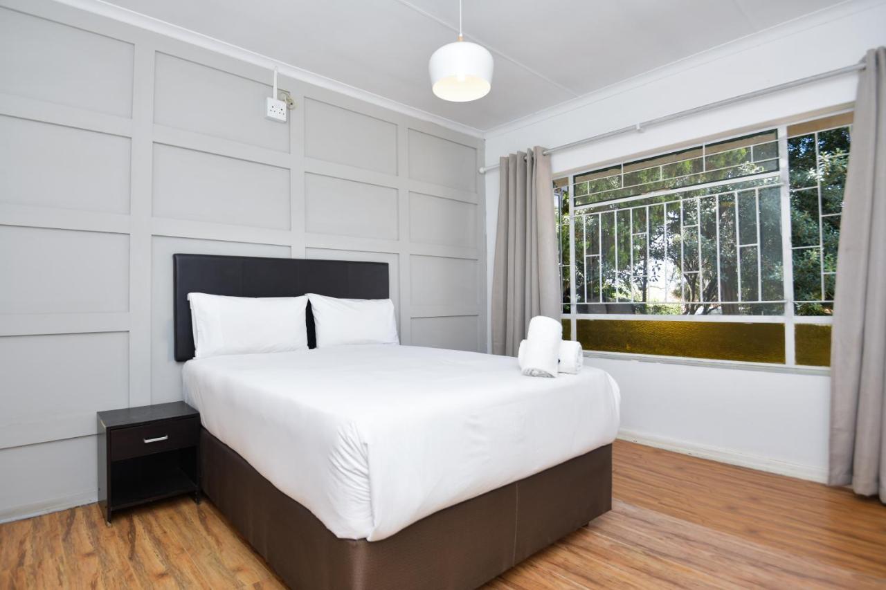 Spacious Menlyn Maine Villa พริทอเรีย ภายนอก รูปภาพ